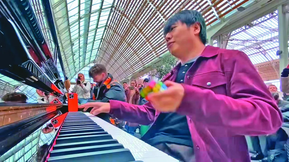 郎朗和網紅鬥琴  還騰出一手玩魔方