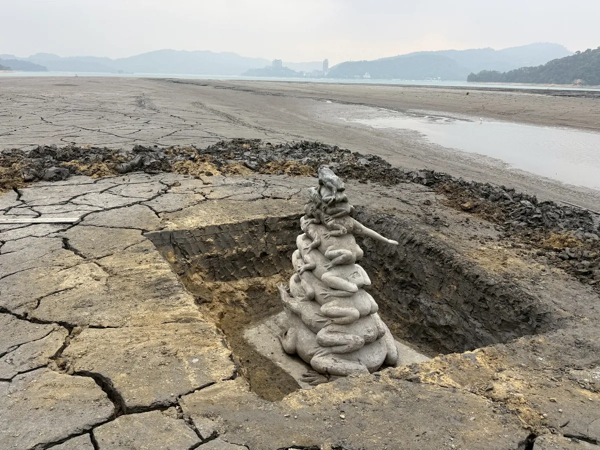 日月潭蓄水率剩6成 台電幫九蛙洗澡、挖周邊乾泥