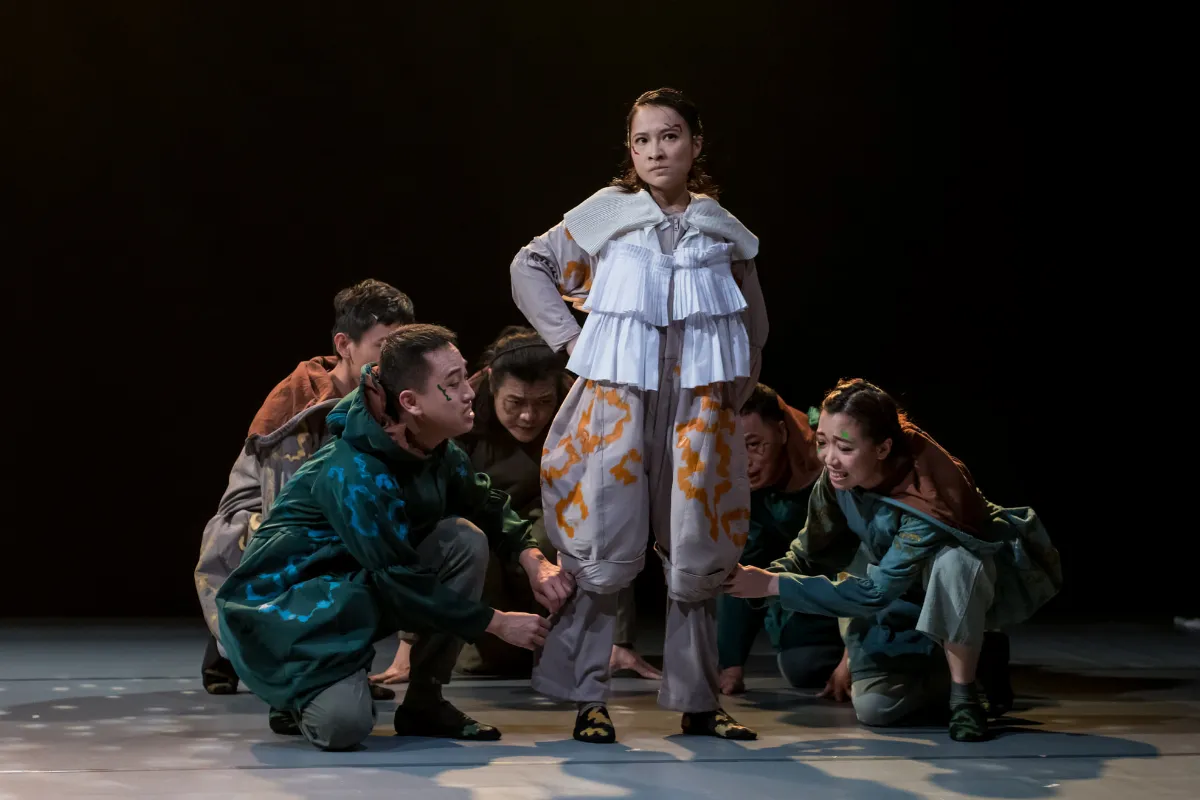 隱喻現代社會盲從權威 《青蛙求王》透過手語肢體叩問人性