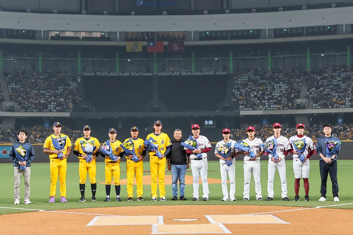 中職／表揚經典賽成員 開幕戰前蔡其昌親獻花