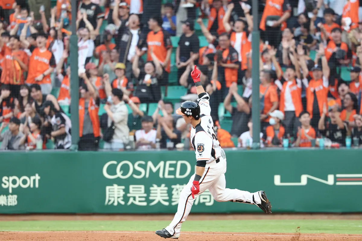 中職／亞太開幕滿場破紀錄 總統加持獅隊奪首勝