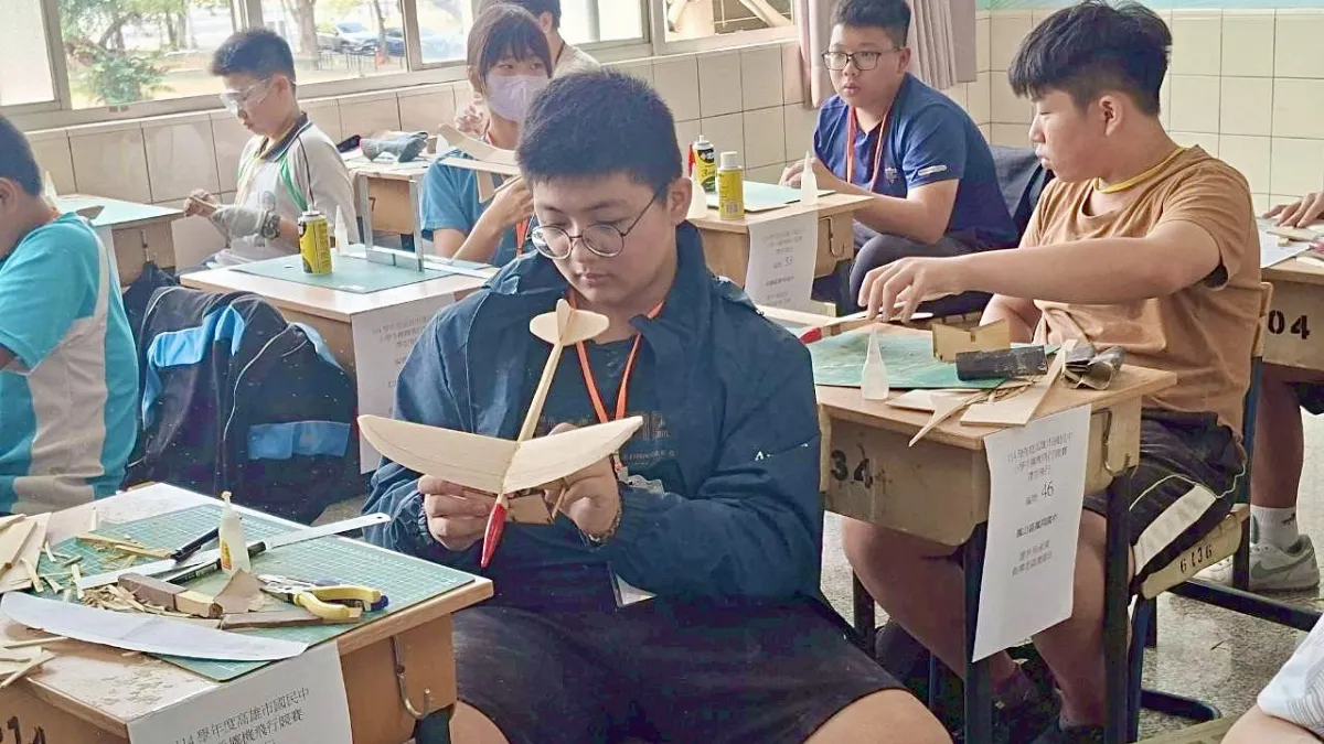 手擲機飛出夢想高度 學生創意挑戰滯空極限