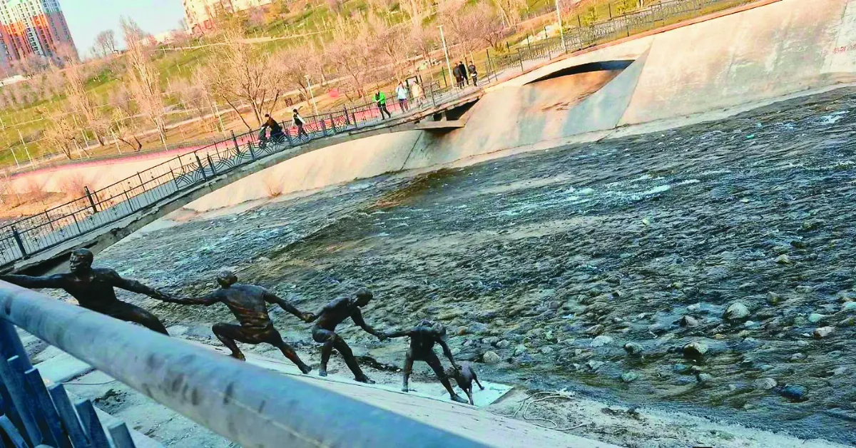 10年前人鏈救狗  化作哈薩克雕像