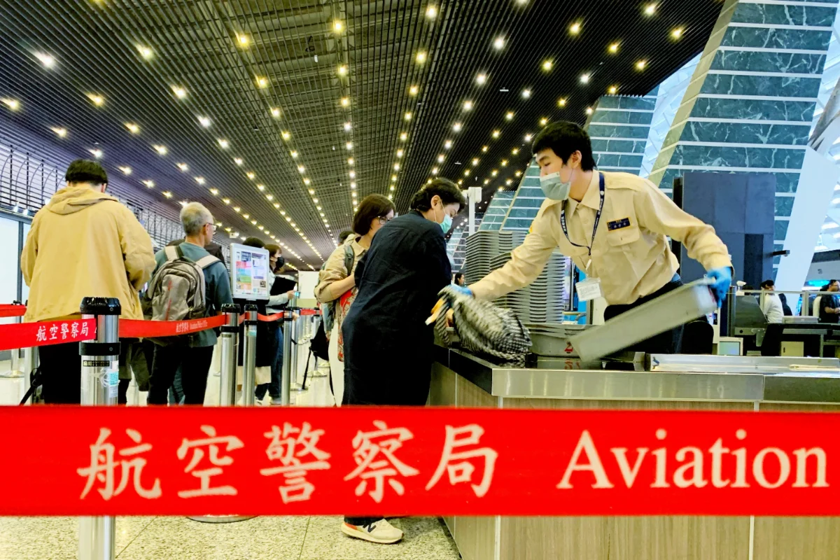 ICAO鋰電池新規4/8上路 行動電源限帶2個、機上全面禁用充電