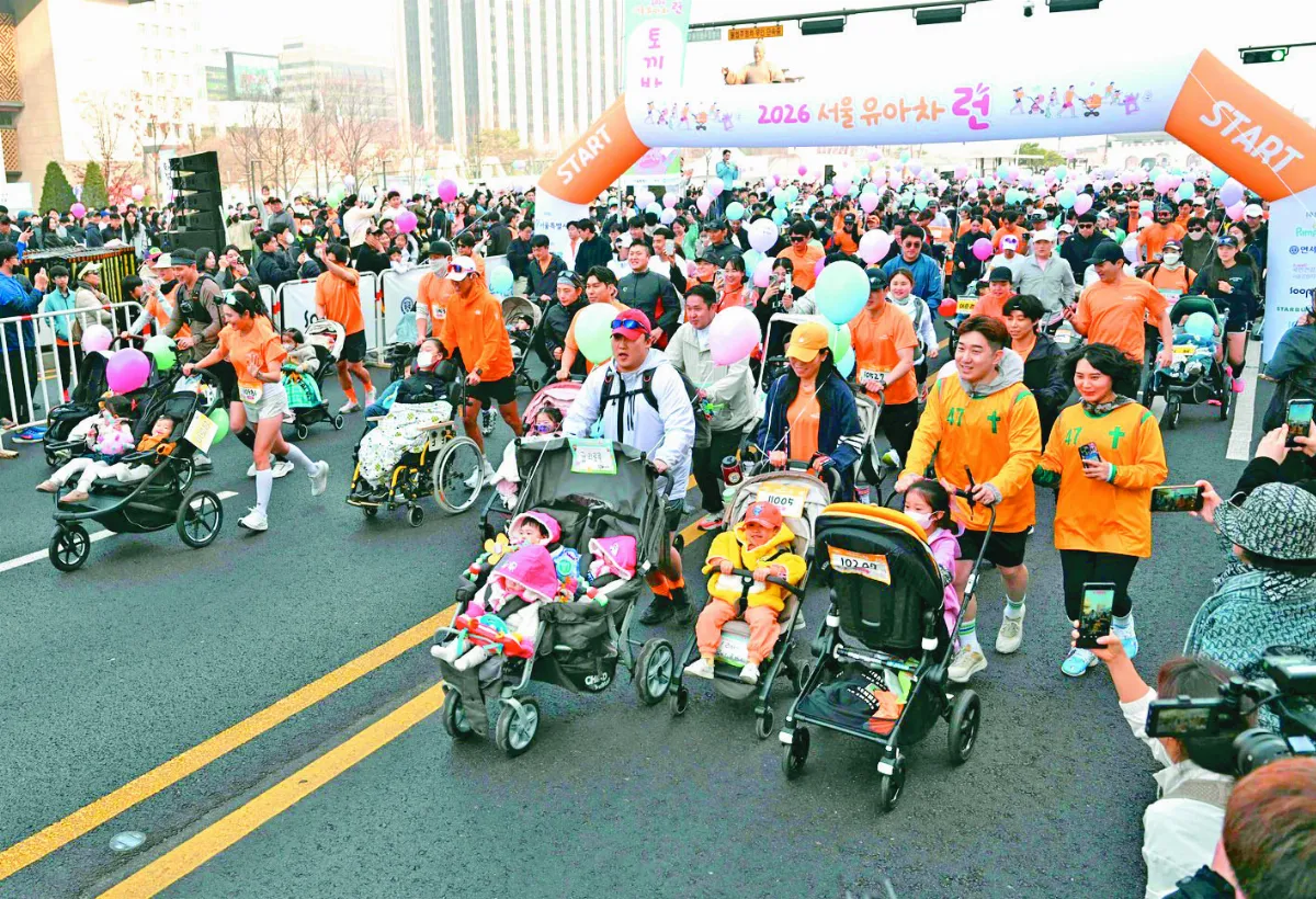 嬰兒推車大軍 攻占首爾街頭路跑