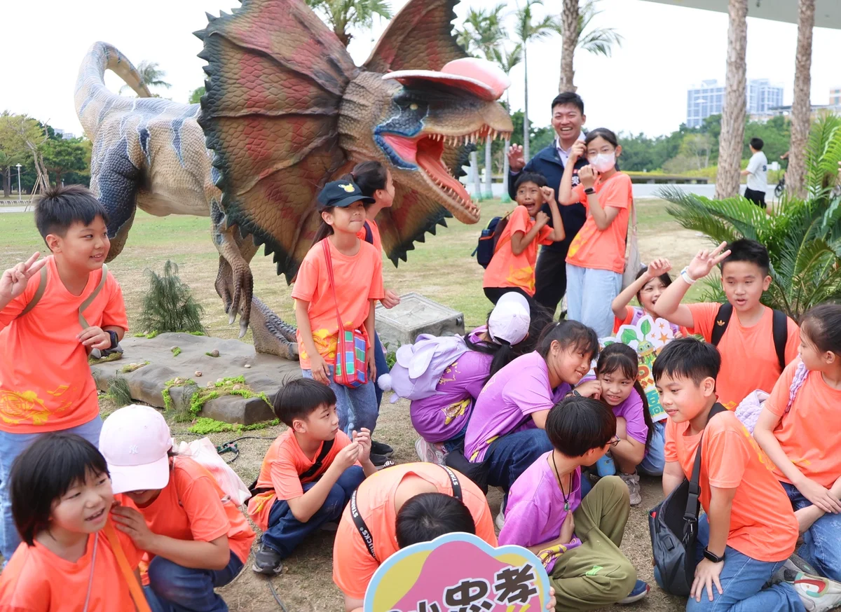 營造成為史前氛圍 衛武營成了恐龍大草原