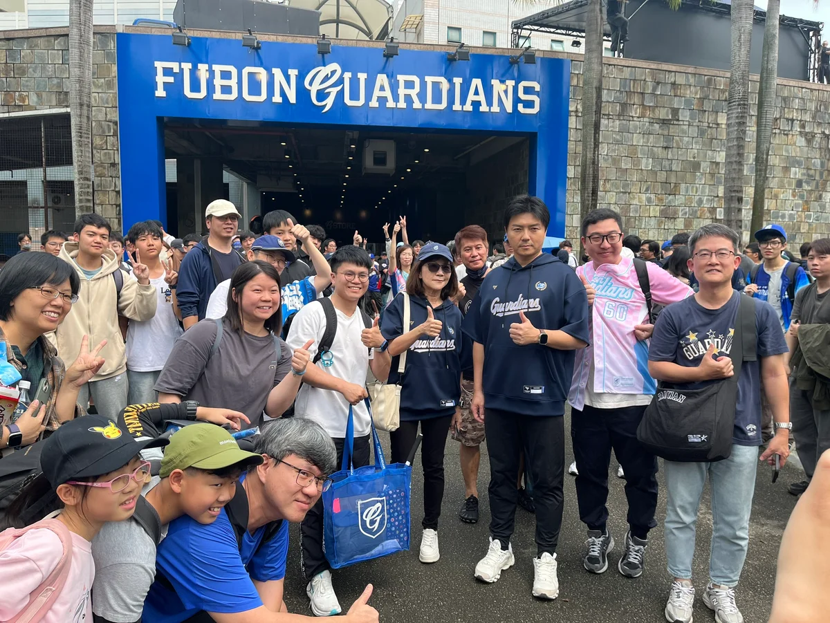 中職／球迷冒雨夜排新莊 悍將領隊心疼向遠雄喊話