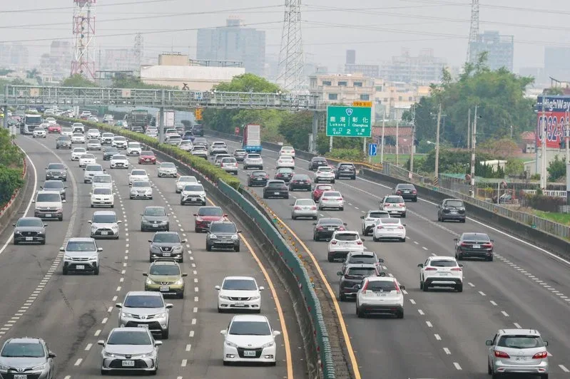 清明連假第3天估上午湧車潮 大眾運輸尚有70%以上空位