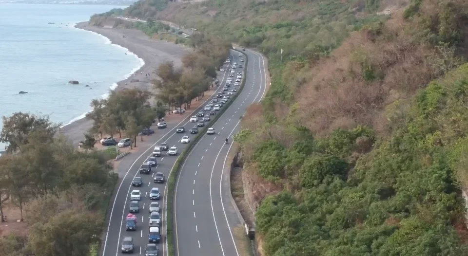 清明連假首日屏鵝公路湧大量車潮 警今加強交通疏導