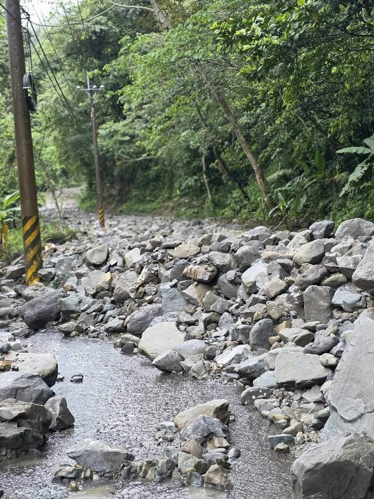 竹縣北埔竹37-1線落石崩塌 全線封閉禁通行