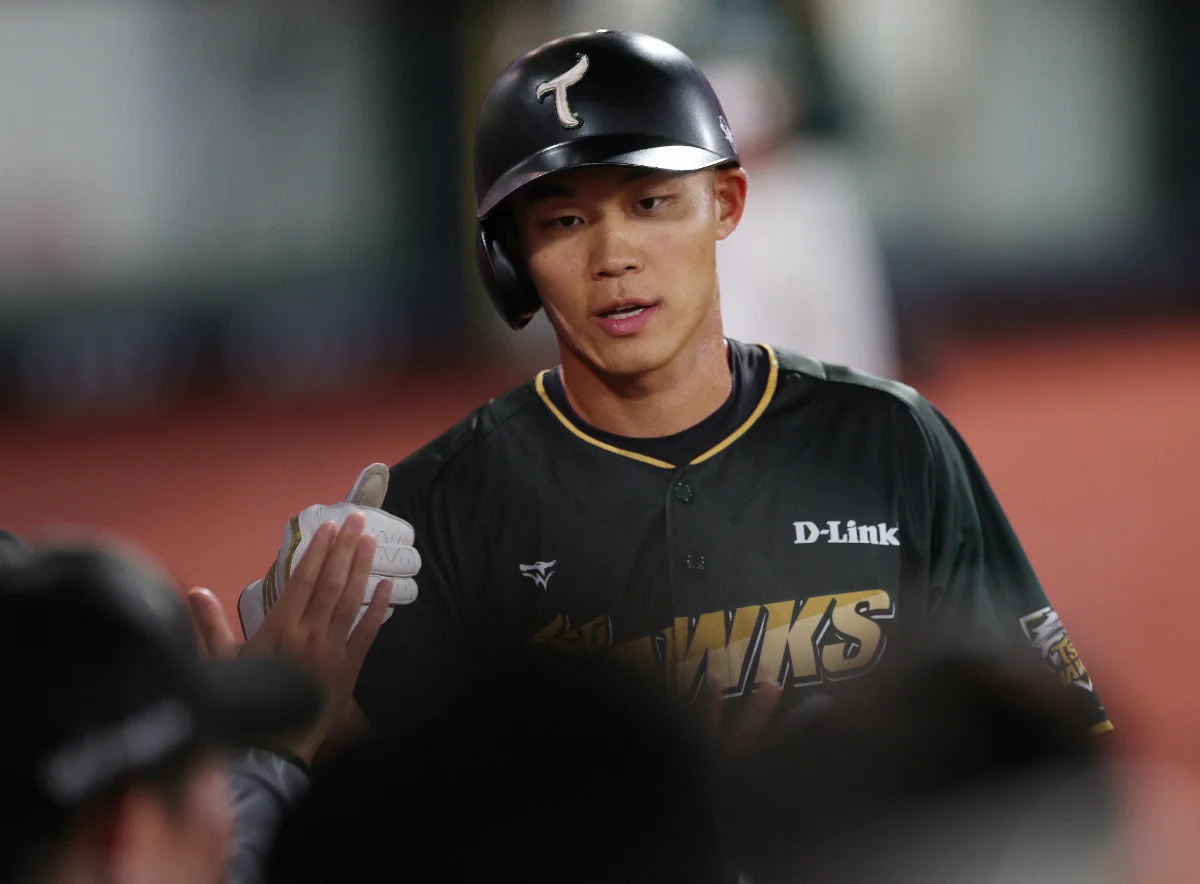 中職／大王雙響雄鷹開幕戰勝獅 球迷被球打到送醫