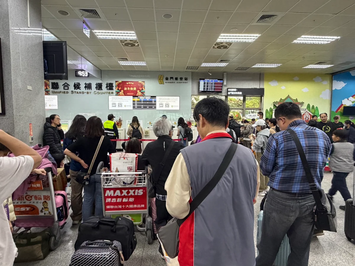 金門濃霧擾航上千人滯留 軍機、加班機出動加速疏運