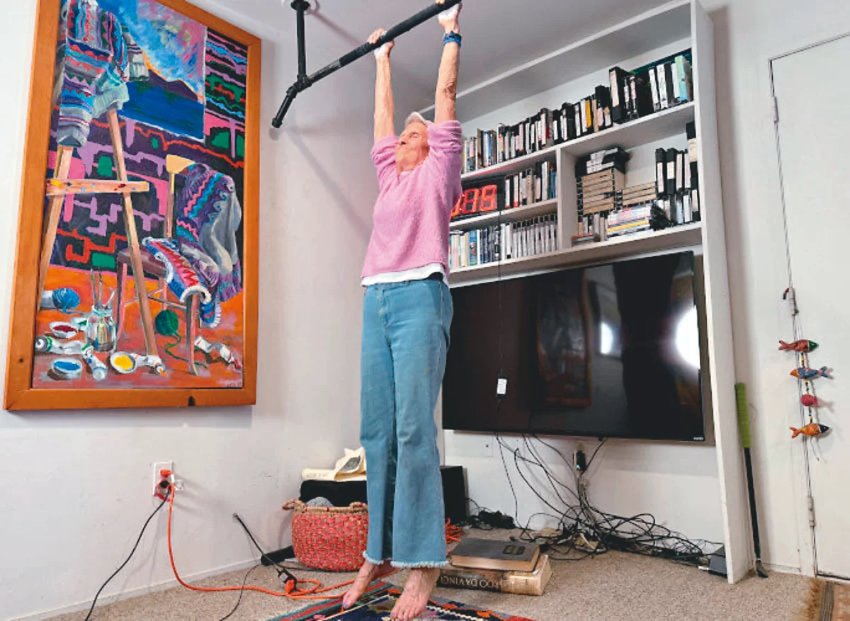 90歲阿嬤單槓懸吊 2分52秒破世界紀錄