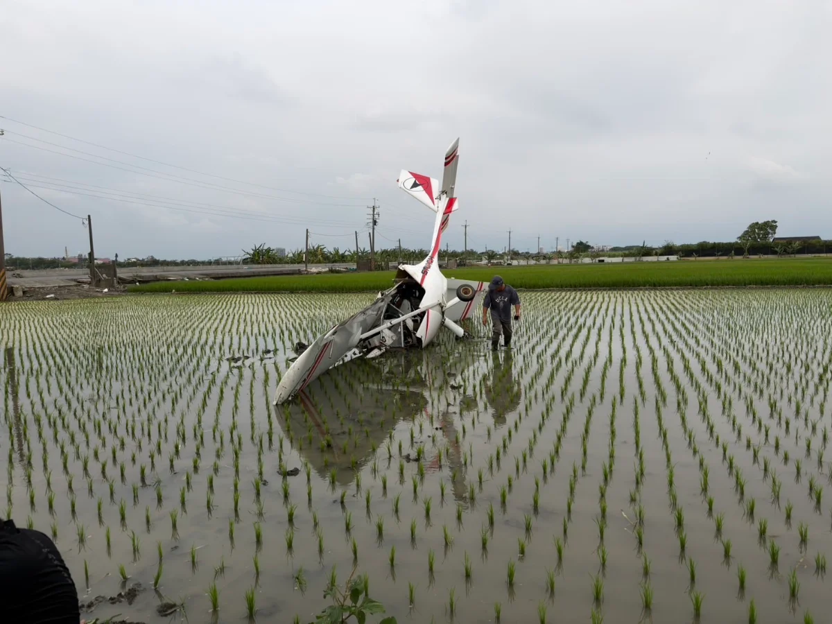 雲林虎尾輕航機墜田 駕駛臉部撕裂傷送醫、運安會調查中
