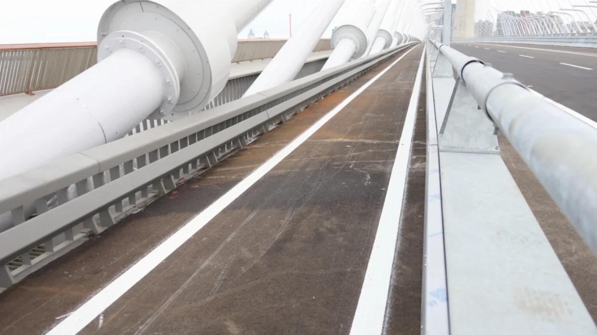 淡江大橋機車道狹窄挨批 運安會擬納入安全檢核討論