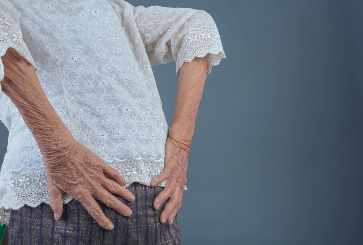 逾50歲骨骼像枯枝？  輕輕一撐竟斷骨了