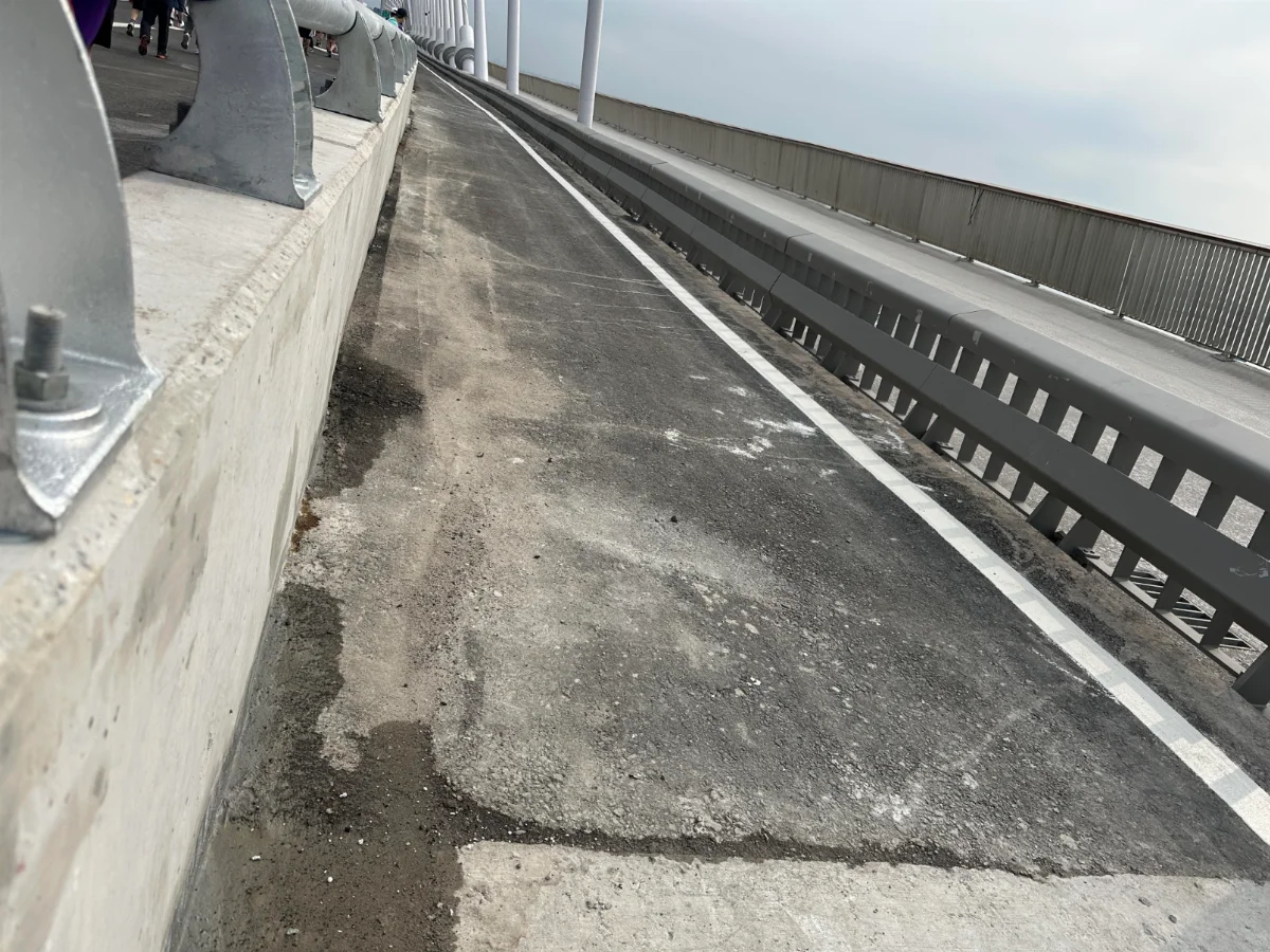 淡江大橋機車道窄挨批 公路局：汽機車混合車道「有困難」