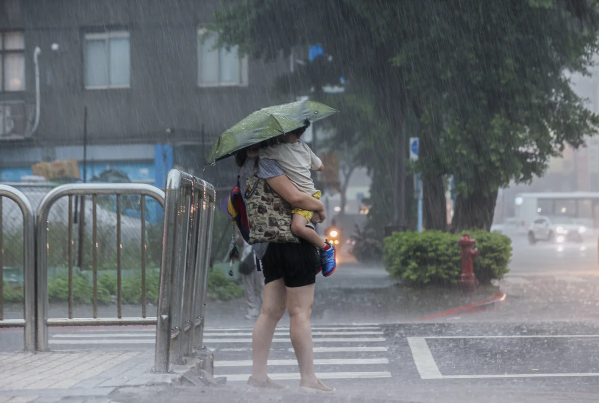 下班要帶傘！ 4縣市大雨特報下到晚上