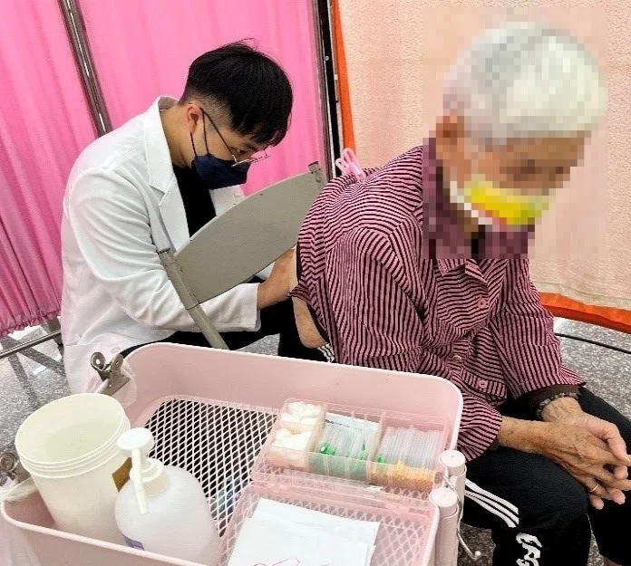 針灸加藥材 中醫巡診助居民擺脫痠痛困擾