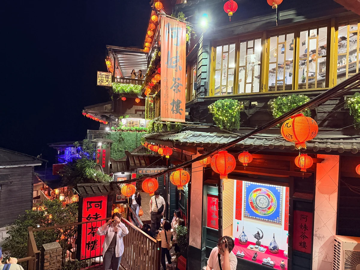 九份掛起日本熱川燈籠 溫泉文化融入山城夜景