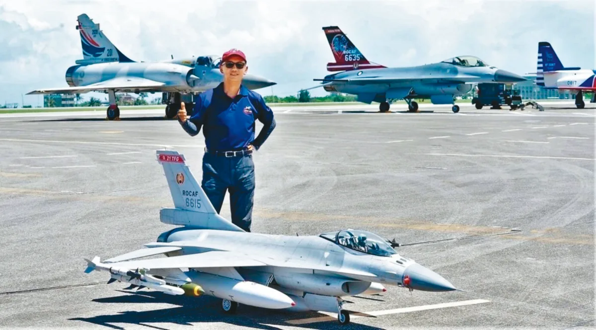 眼鏡行藏兵工廠 戰鬥機蓄勢升空