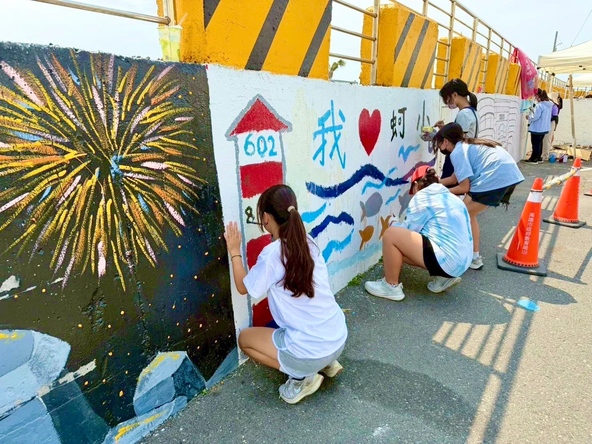 海岸換新裝 蚵寮國小親師生、嬤孫共創「記憶牆」