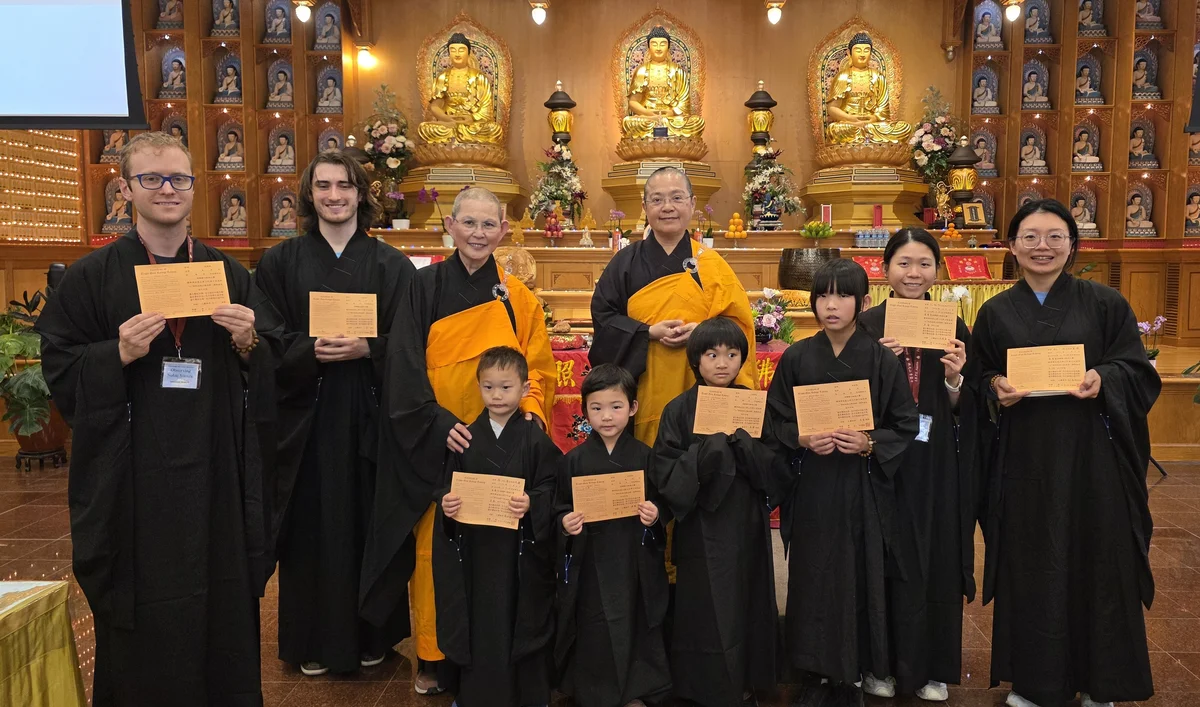 Xiangyun Temple Welcomes Eight New Refuge-Takers, Including Children Entering the Buddhist Path