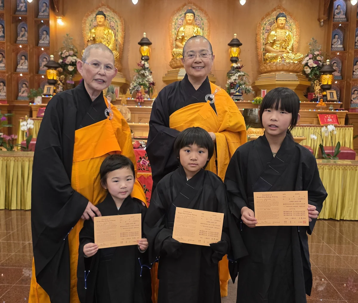 Xiangyun Temple Welcomes Eight New Refuge-Takers, Including Children Entering the Buddhist Path