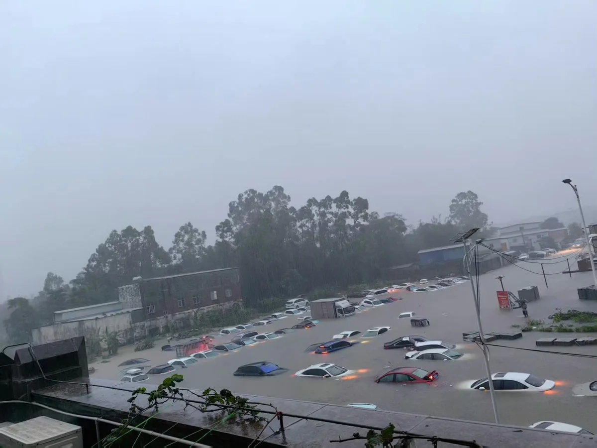 廣西欽州10年來最強降雨  百輛車被淹、居民划船出行