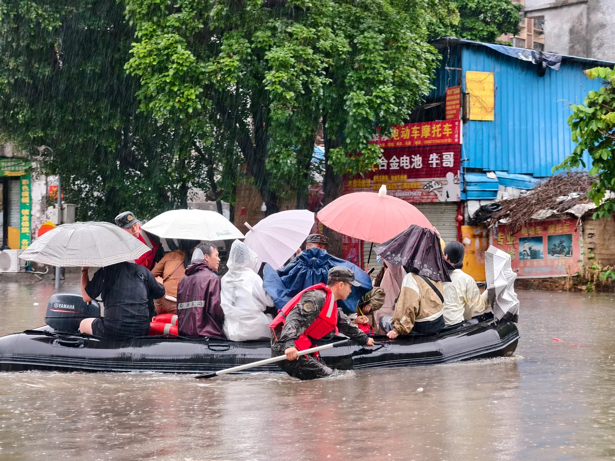 廣西欽州10年來最強降雨  百輛車被淹、居民划船出行