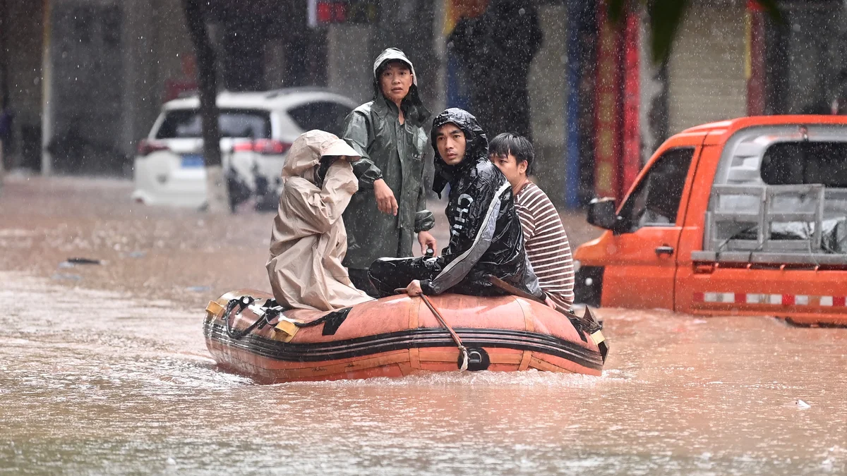 廣西欽州10年來最強降雨  百輛車被淹、居民划船出行