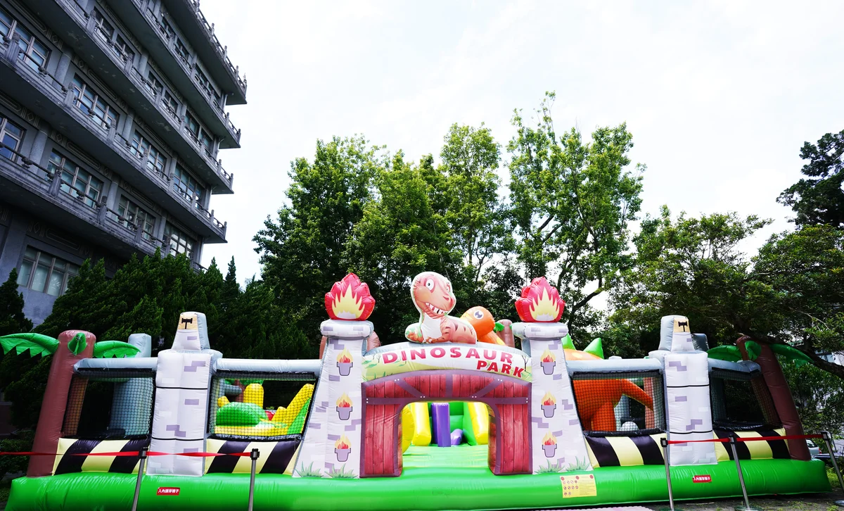 文大校園變遊樂場 青春童遊祭設置大型球池、氣墊溜滑梯