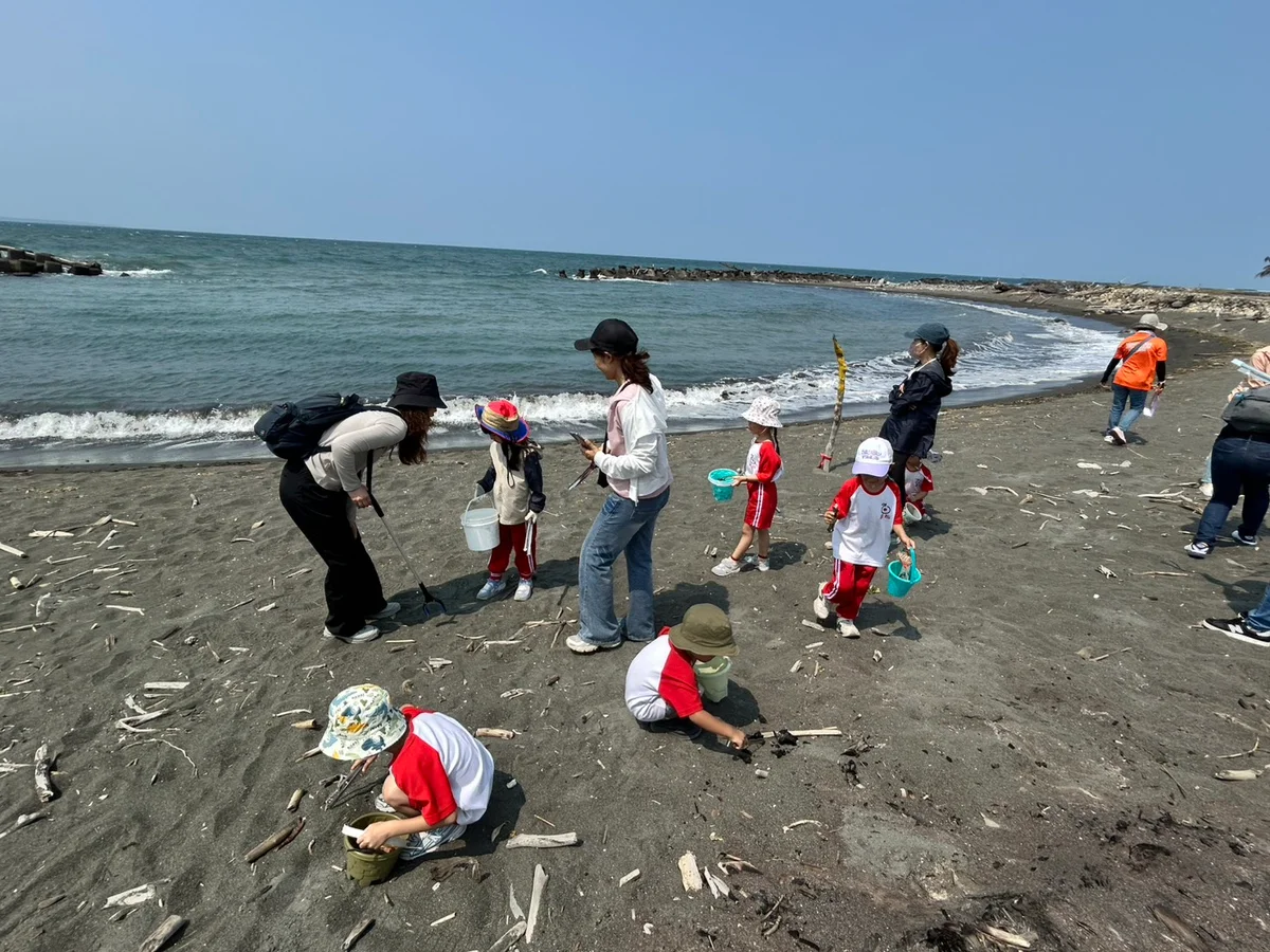 小腳丫守護大海　月牙灣淨灘播下永續種子