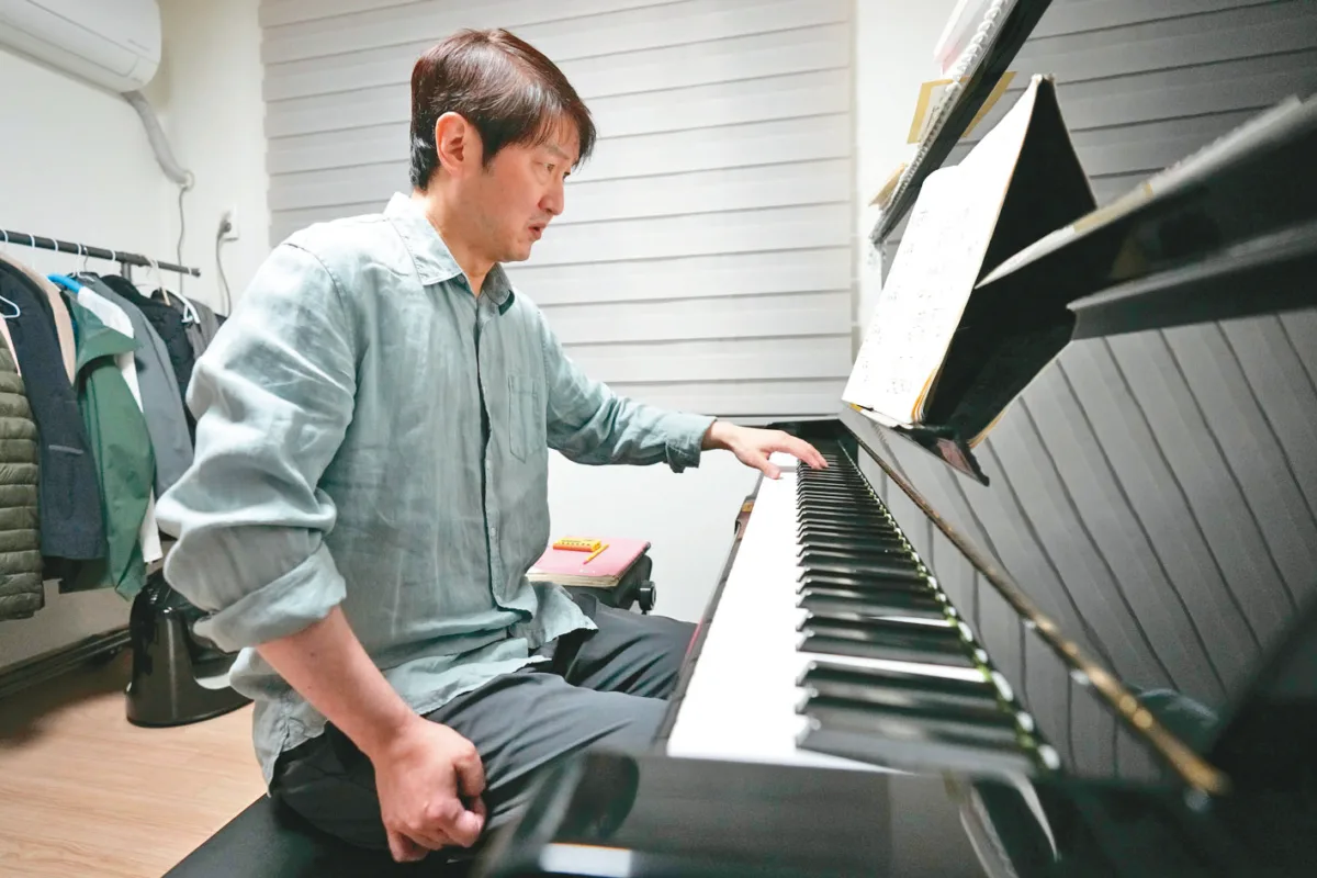 鋼琴家半身癱瘓 單手獨奏重返舞台