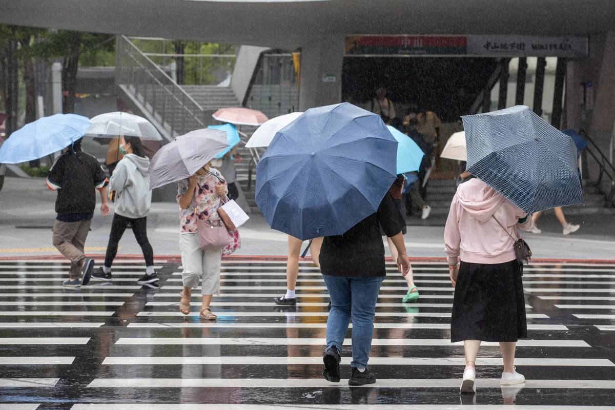 中部以北雷雨開轟 五一連假放晴 周日鋒面報到
