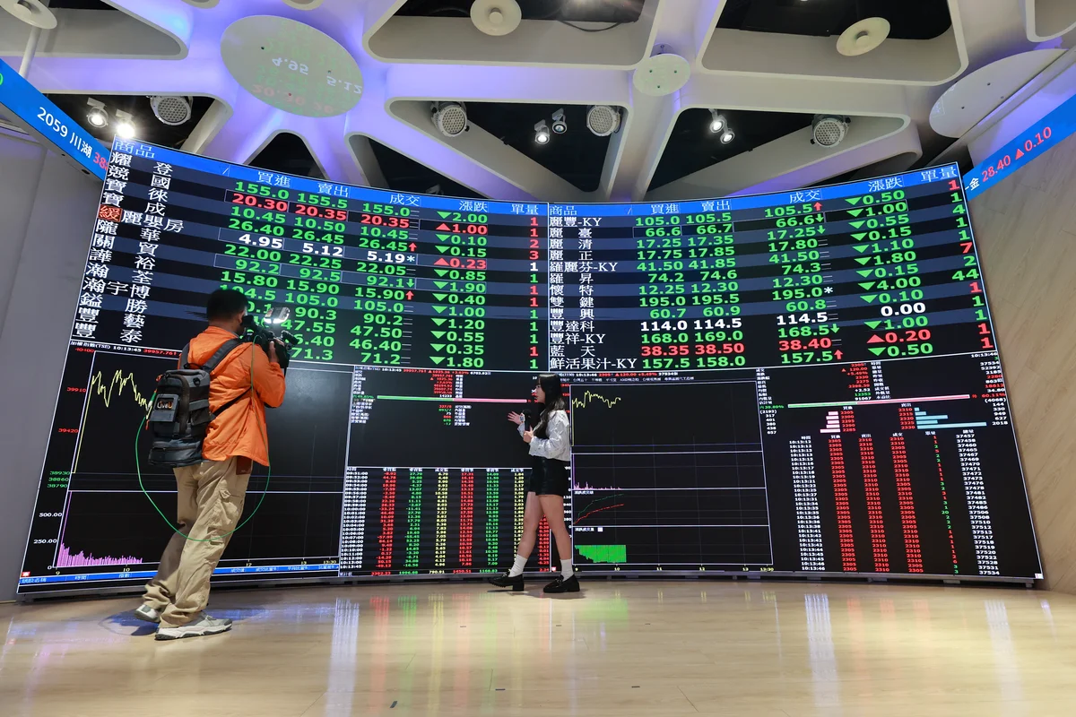 台股收跌376點 4月漲7203點創最強月線