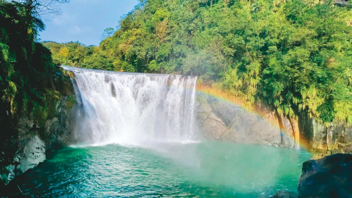 十分瀑布公園 水霧瀰漫彩虹