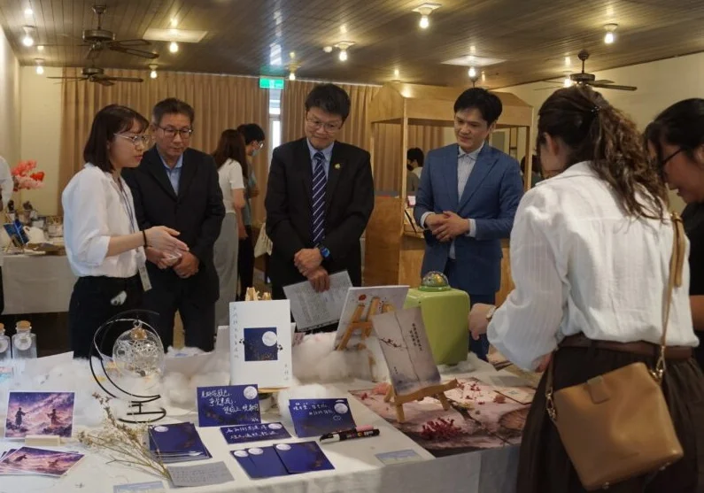 文字轉化創意能量　嘉大中文系首辦畢展