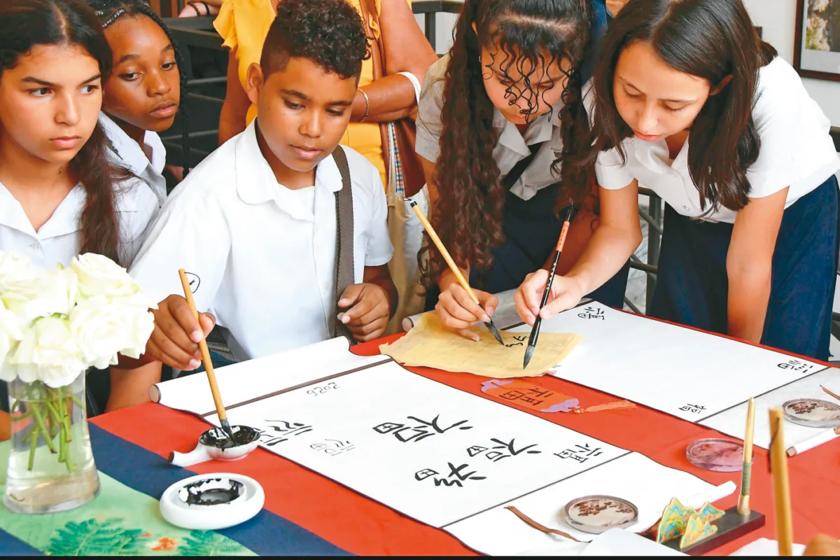 古巴學生 學寫書法